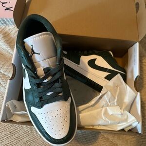 Green and white in perfect condition